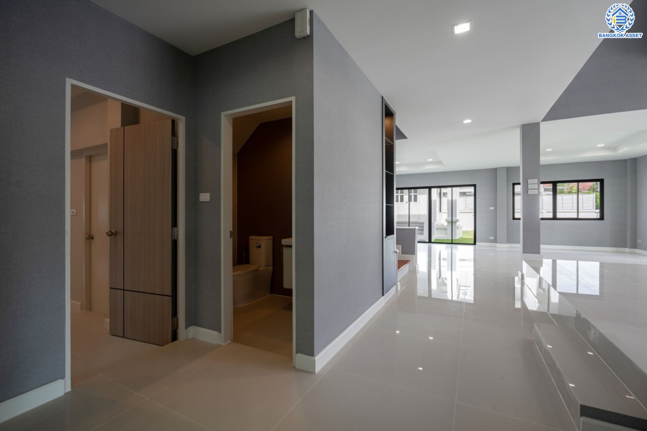 คฤหาสน์หลังใหญ่ตกแต่งใหม่ ม.บ้านสวนดอกไม้ ปิ่นเกล้า ดีไซน์สุด Luxury เนื้อที่ 154.5 ตร.ว. บนพื้นที่ใช้สอยถึง 435 ตร.ม. ฟังก์ชันจัดเต็ม 5 ห้องนอน 6 ห้องน้ำ 1 ห้องแม่บ้าน 2 ห้องอเนกประสงค์ (มีเรือนรับรองด้านข้าง พร้อมห้องน้ำในตัว) จอดรถได้ถึง 4 คัน บนทำเลเชื่อมต่อเมืองอย่างรวดเร็ว ใกล้ทางคู่ขนานลอยฟ้าบรมราชชนนี ทางด่วน "กาญจนาภิเษก" ม.มหิดล และเซ็นทรัลปิ่นเกล้า